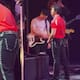 Joe Jonas se lava las manos tras tocar a fans en pleno concierto de Jonas Brothers en Santiago