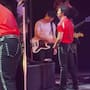 Joe Jonas se lava las manos tras tocar a fans en pleno concierto de Jonas Brothers en Santiago
