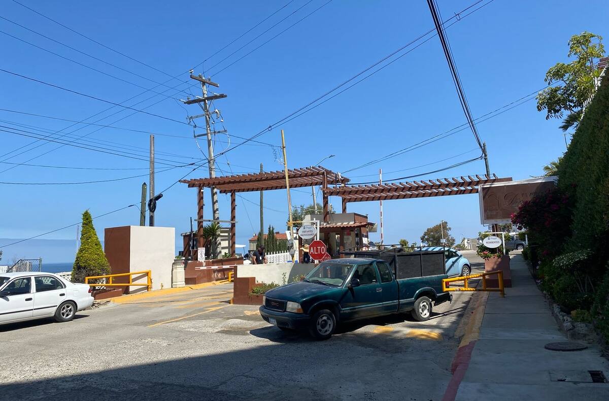 Defienden residentes la caseta de vigilancia de Playa Diamante.