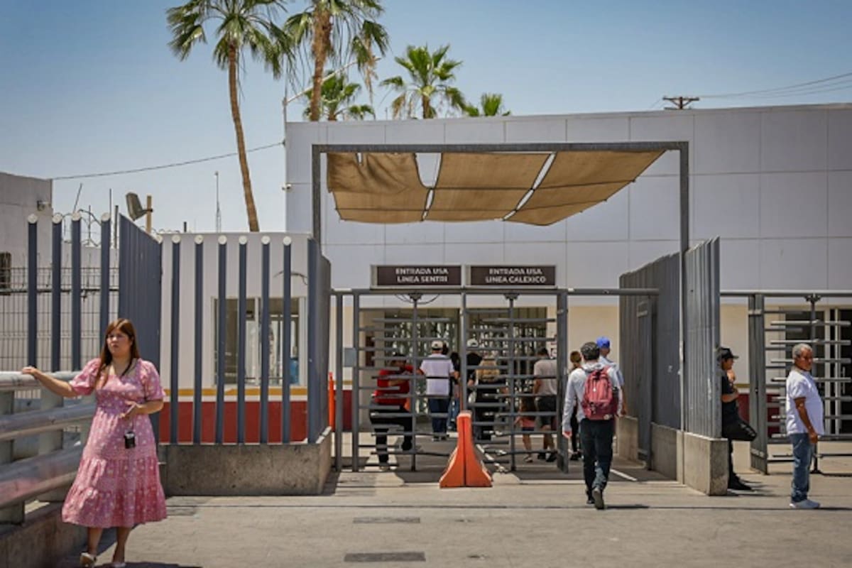 Así están hoy las filas para cruzar a Calexico