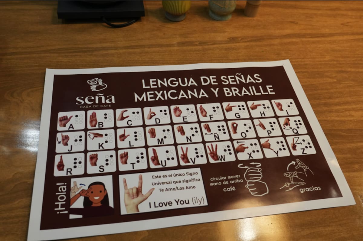 Ubicada en el Centro Comercial Insurgentes, Seña Casa de Café ofrece un espacio de inclusión donde personas sordas y oyentes conviven, aprenden lengua de señas y comparten experiencias a través del café. Foto: Carlos Cruz
