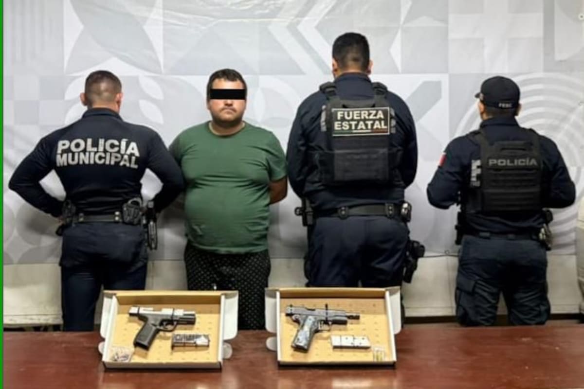 Mujer pide auxilio con señas desde una ventana; policías rescatan a víctima de su agresor armado