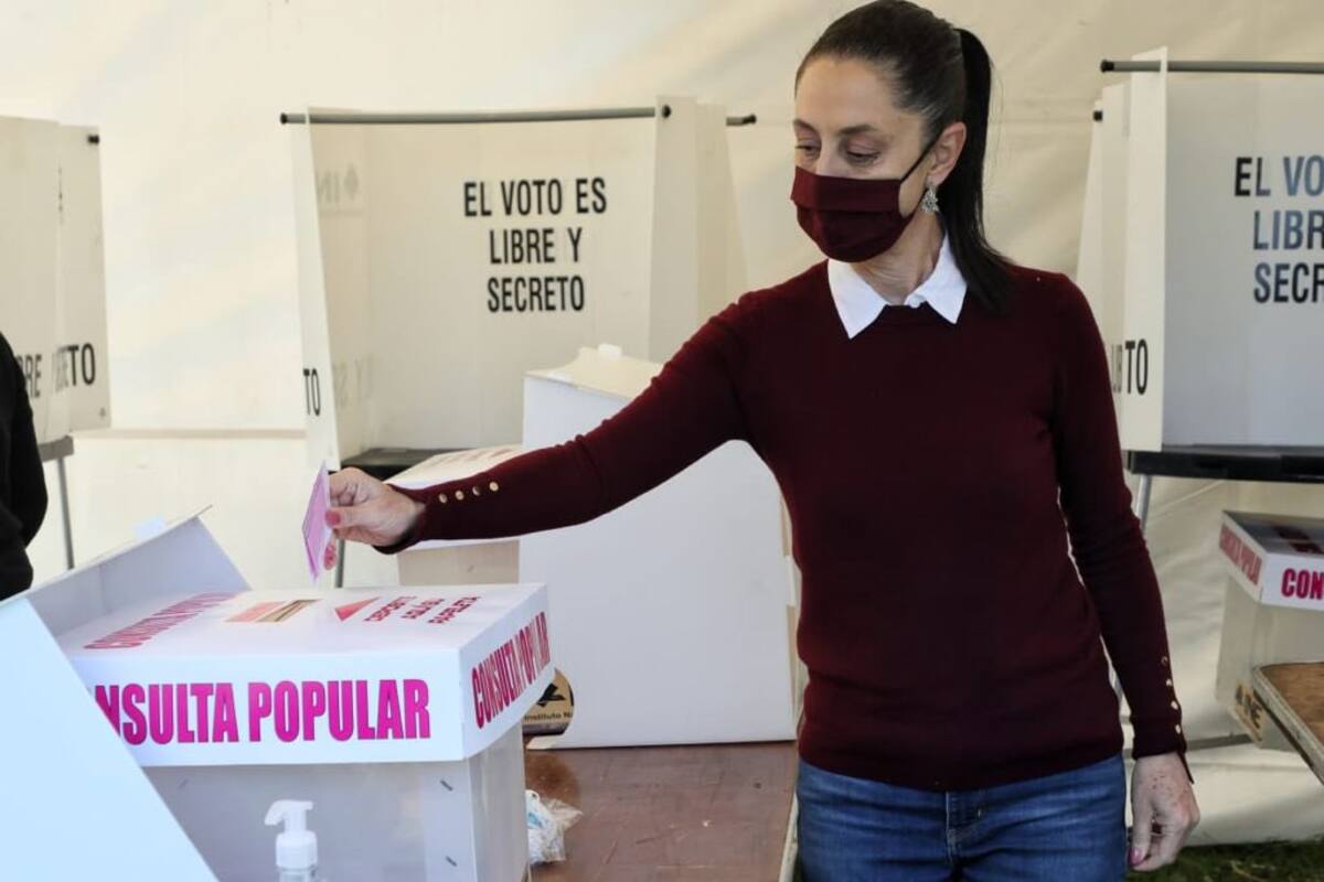 Claudia Sheinbaum y Santiago Nieto acuden a votar en la Consulta Popular