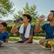 Mientras los niños deben tomar entre 1.3 y 1.7 litros de agua al día, los adolescentes necesitan más de 2 litros y los adultos pueden requerir hasta 3.7 litros para evitar deshidratación