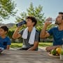 Mientras los niños deben tomar entre 1.3 y 1.7 litros de agua al día, los adolescentes necesitan más de 2 litros y los adultos pueden requerir hasta 3.7 litros para evitar deshidratación