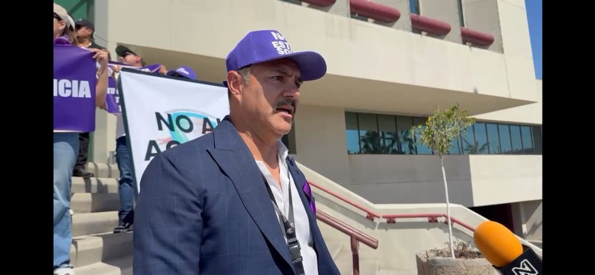 El representante del Sindicato del Poder Judicial de la Federación, Juan Carlos Gil González, acompañó a la víctima en la manifestación y pidió que este tipo de situaciones deben visibilizarse.│Foto: Cortesía