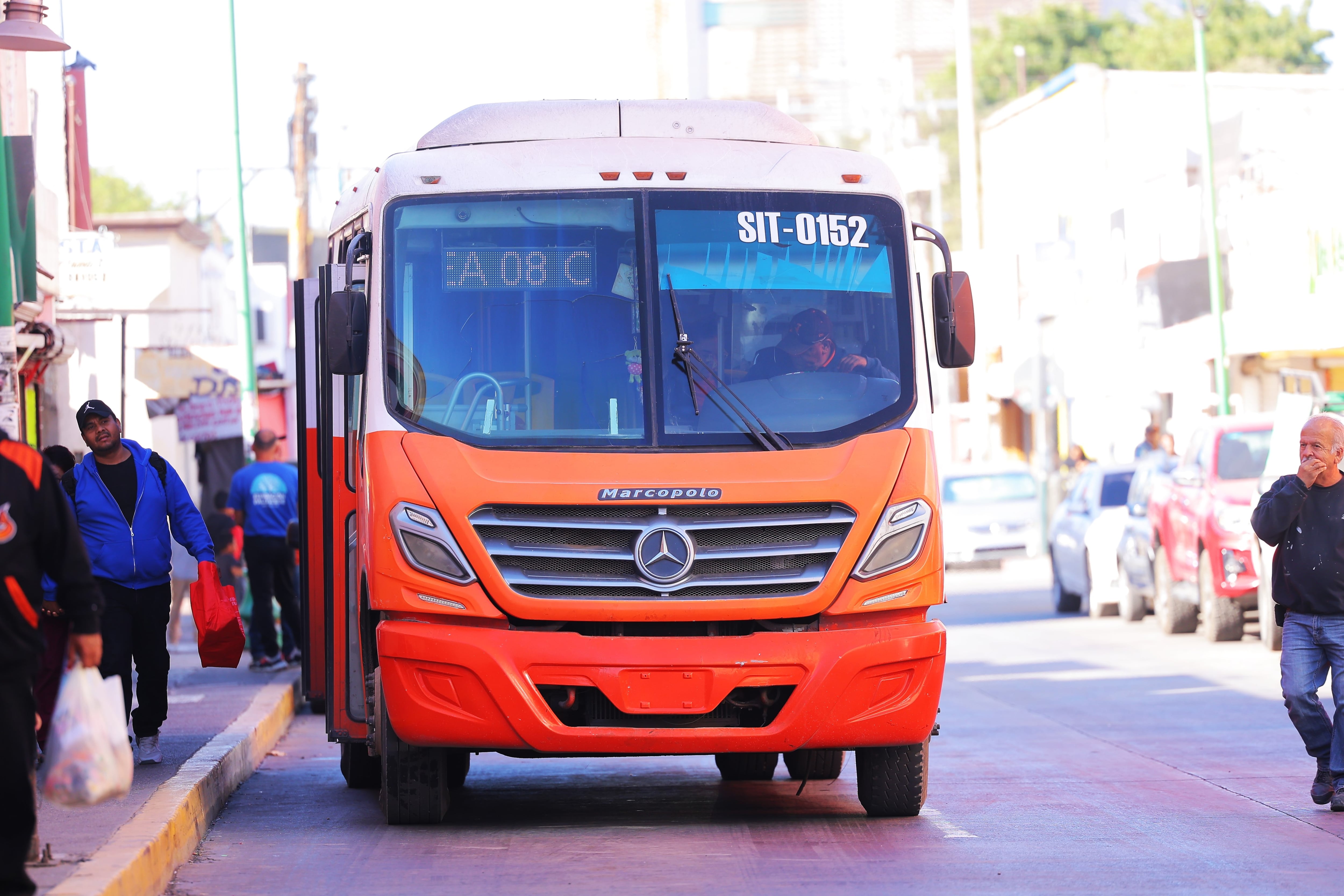 El Imtes recibió denuncias ciudadanas sobre choferes que grababan videos mientras conducían unidades del transporte urbano. FOTO ILUSTRATIVA: BANCO DIGITAL