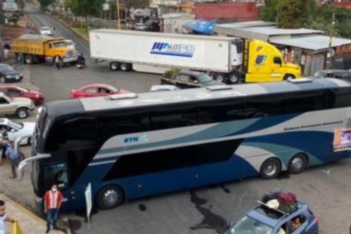 Accesos a Uruapan son bloqueados por manifestantes: Exigen la liberación de un hombre secuestrado