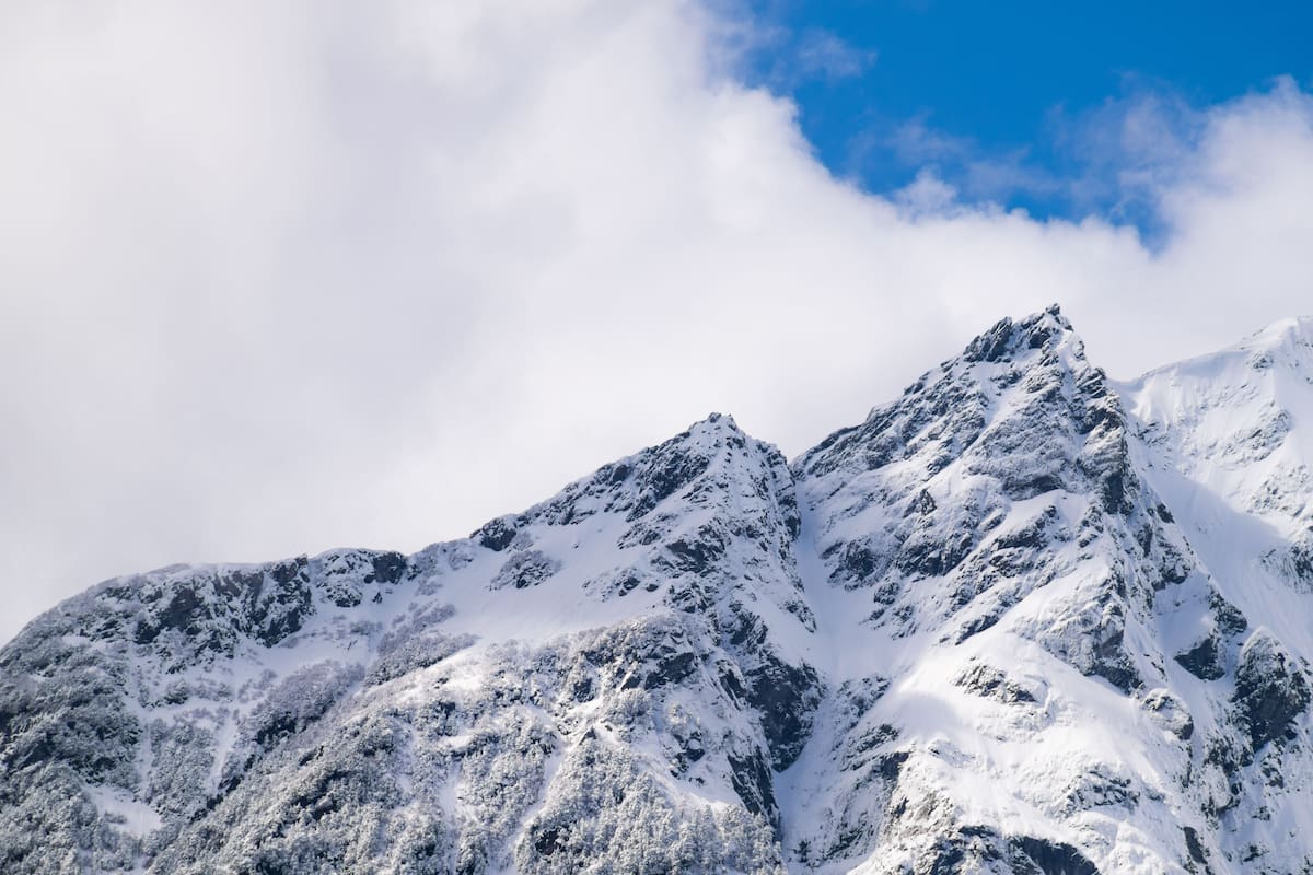 El calentamiento global está acabando con el último hielo tropical entre los Andes y el Himalaya, en Papúa, donde los glaciares pasaron de casi 1,900 hectáreas en el siglo XIX a solo 16 en la actualidad, con consecuencias para la ciencia y los pueblos indígenas