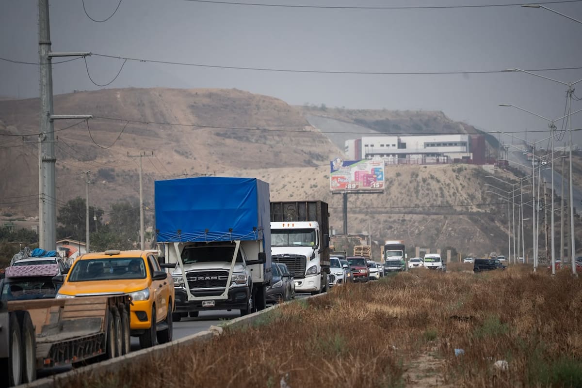 El accidente involucró un Kia Spectra y una Toyota Tacoma, que terminó volcada a un costado de la vialidad. Foto: Border Zoom