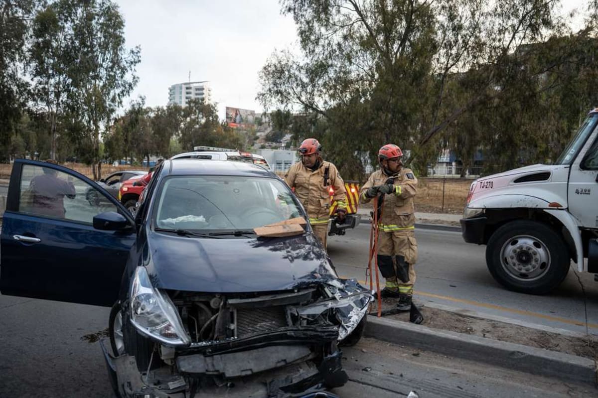 El accidente involucró tres vehículos y movilizó a cuerpos de emergencia la mañana de este lunes 15 de junio. Foto: Border Zoom