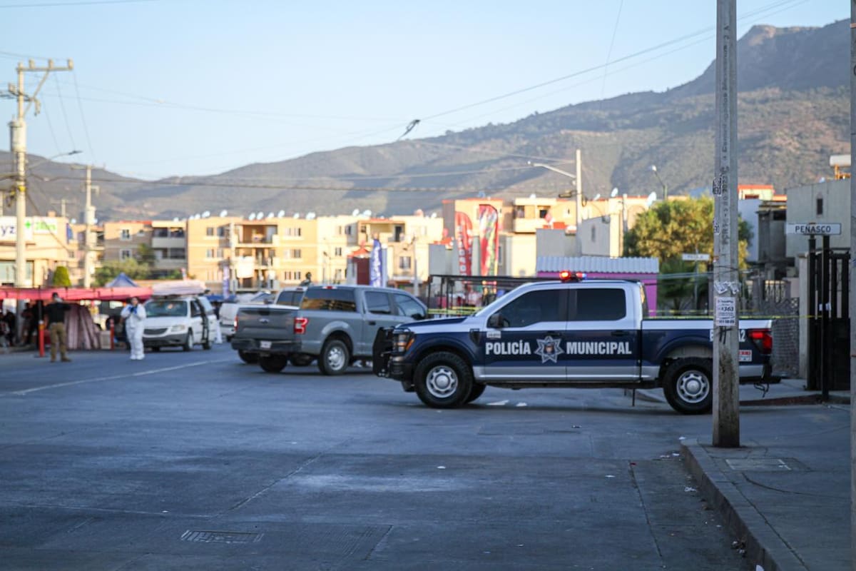 La víctima fue localizada sin vida sobre la banqueta tras el ataque armado registrado en el fraccionamiento Natura. Foto: Border Zoom.