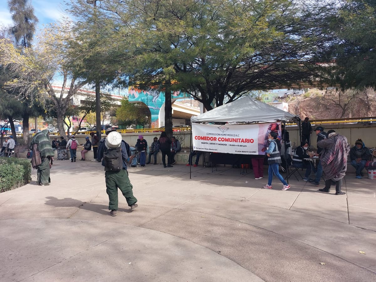 Cada martes, jueves y sábado se entregan desayunos en la plaza Monumento a la Razón.