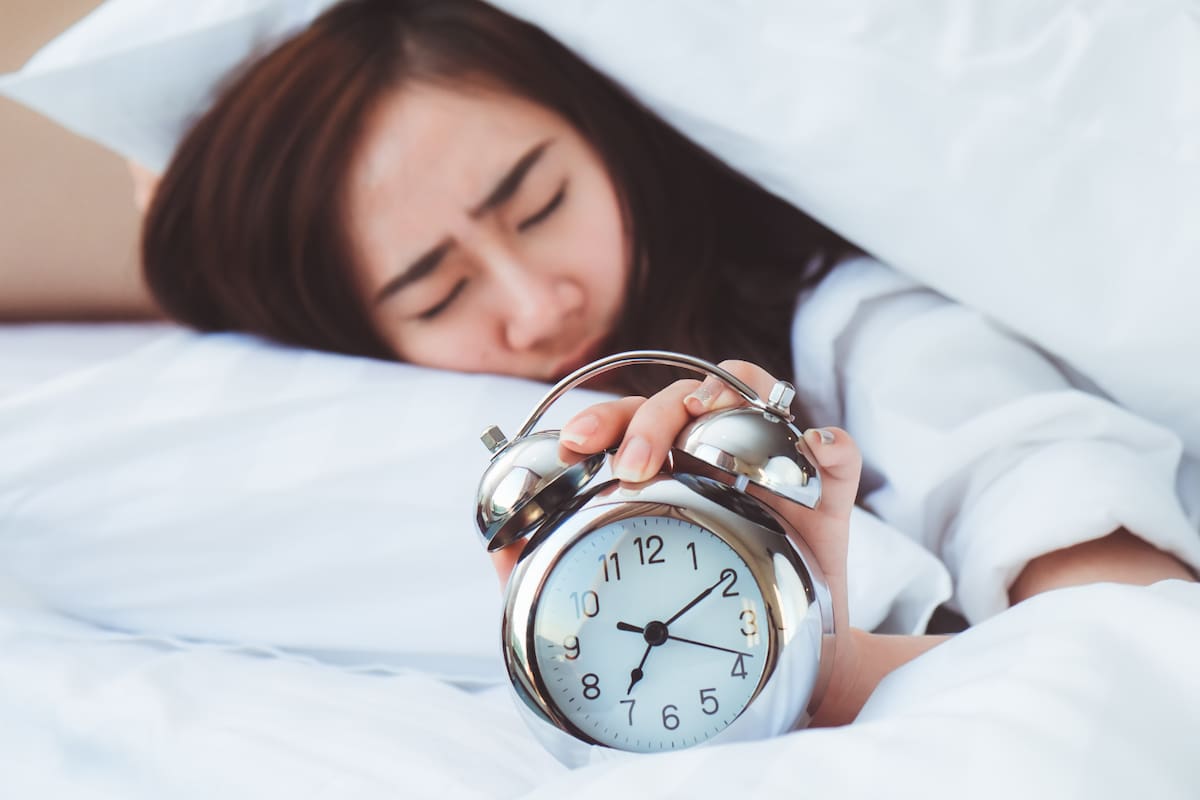 Lo que haces al despertar: El ritual mañanero que moldea tus decisiones financieras