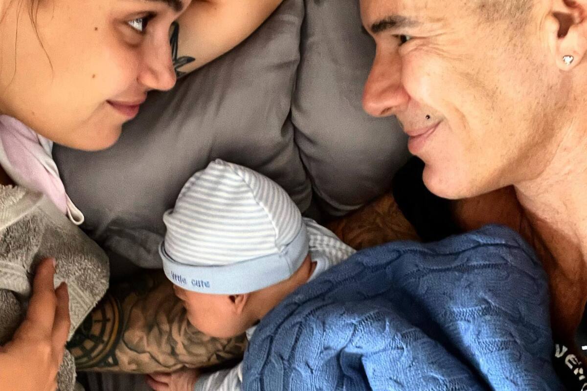 Critican a Fernando Carrillo por cómo duerme a su bebé