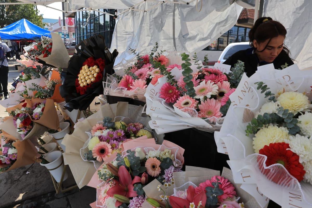 Comerciantes ofrecen arreglos florales y detalles para el Día del Amor. Foto: Sergio Ortiz