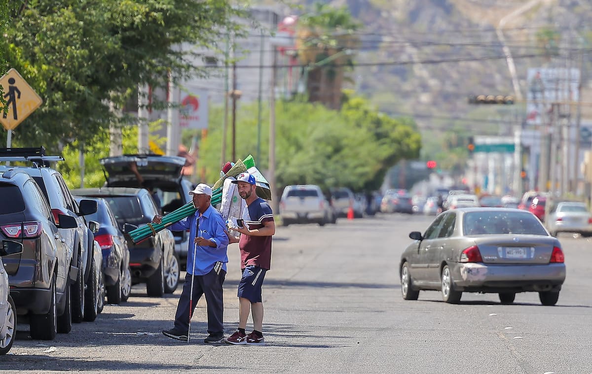 José Vera Tinoco, de 69 años, tiene discapacidad visual con pérdida total de la vista.
Todos los días recorre la colonia Olivares vendiendo escobas, trapeadores y recogedores, guiándose únicamente con su bastón.
Caminar por las calles representa un gran reto para él, pero sigue esforzándose por ganarse la vida con dignidad / Julio Clark