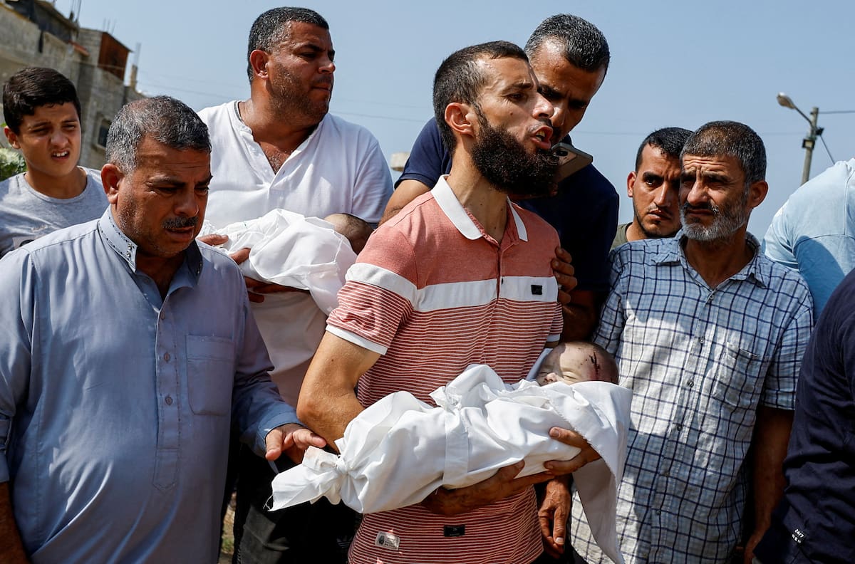 MATERIAL SENSIBLE. ESTA IMAGEN PUEDE OFENDER O MOLESTAR. Dolientes llevan los cuerpos de los bebés gemelos palestinos, Ossayd y Mohammad Abu Hmaid, que los funcionarios de salud dijeron que murieron junto con su madre y tres hermanas en los ataques israelíes, durante su funeral en Khan Younis en el sur de la Franja de Gaza. 8 de octubre 2023. REUTERS/Ibraheem Abu Mustafa