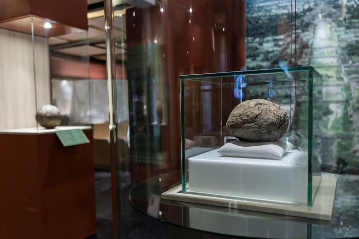 El INAH exhibe por primera vez una pelota mesoamericana de hule con más de 3,600 años de antigüedad en Teotihuacán, permitiendo al público conocer y tocar réplicas tridimensionales de este hallazgo ritual