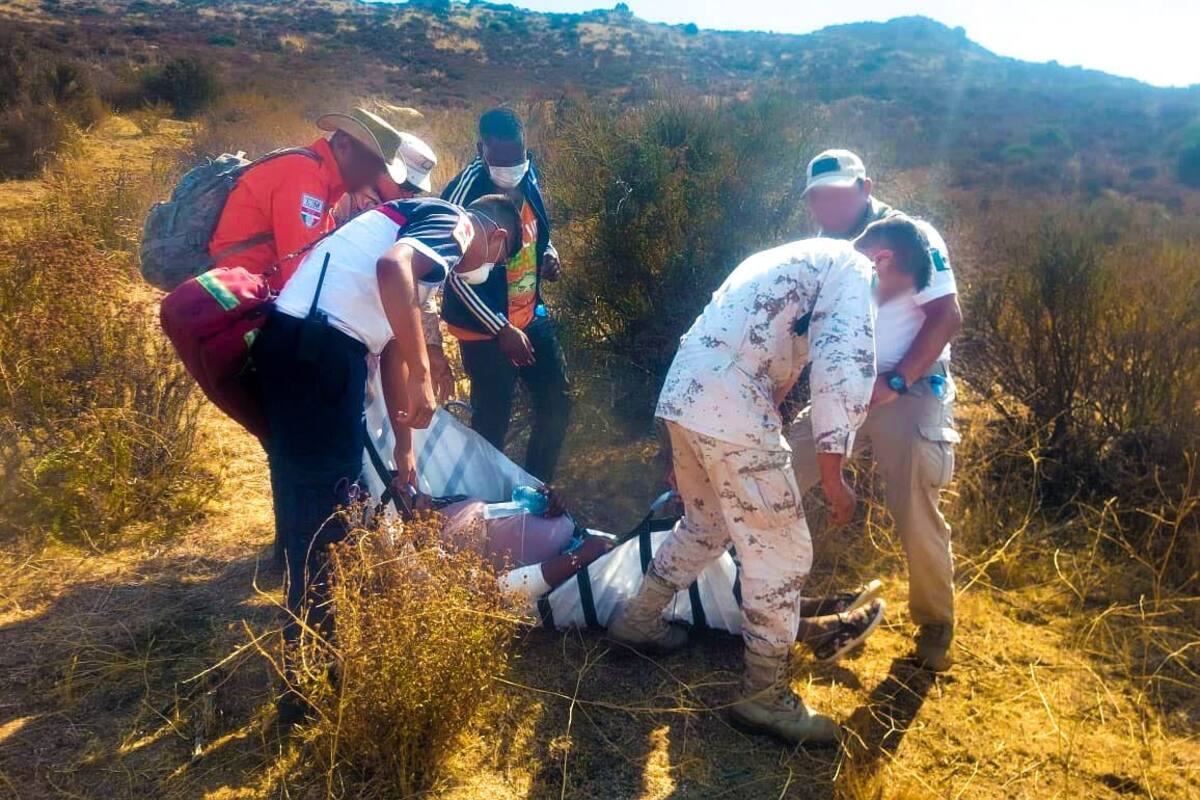 Rescatan a migrante embarazada al pie de la malla fronteriza