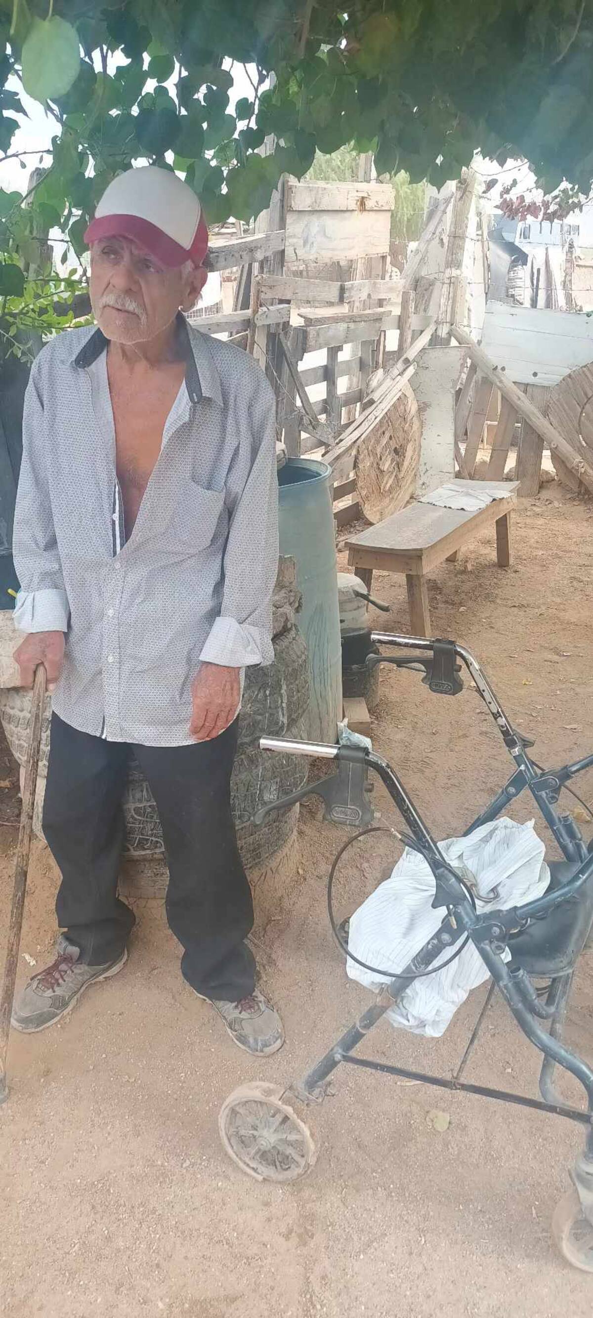 Jesús Ramón necesita ayuda de su andadera para poder caminar. / Imagen por Misael Montaño.