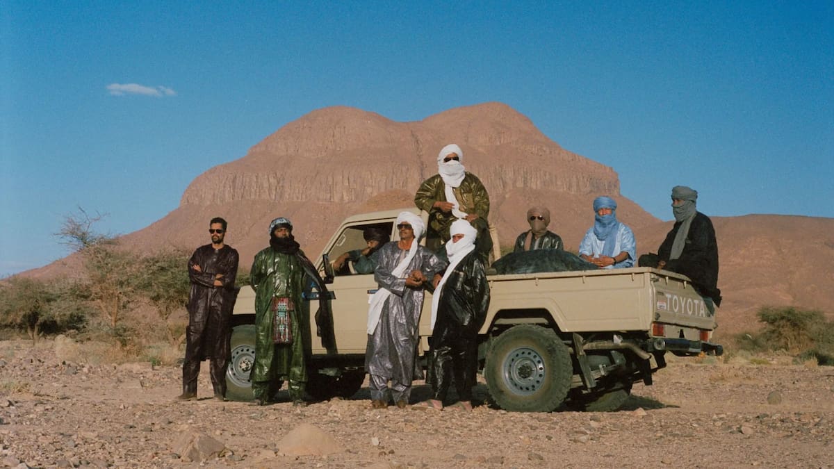 Con “Hoggar”, Tinariwen canta en lengua tuareg y utiliza su música para narrar la historia, la resistencia y la vida cotidiana de su comunidad en el norte de África /Foto por Marie Planeille