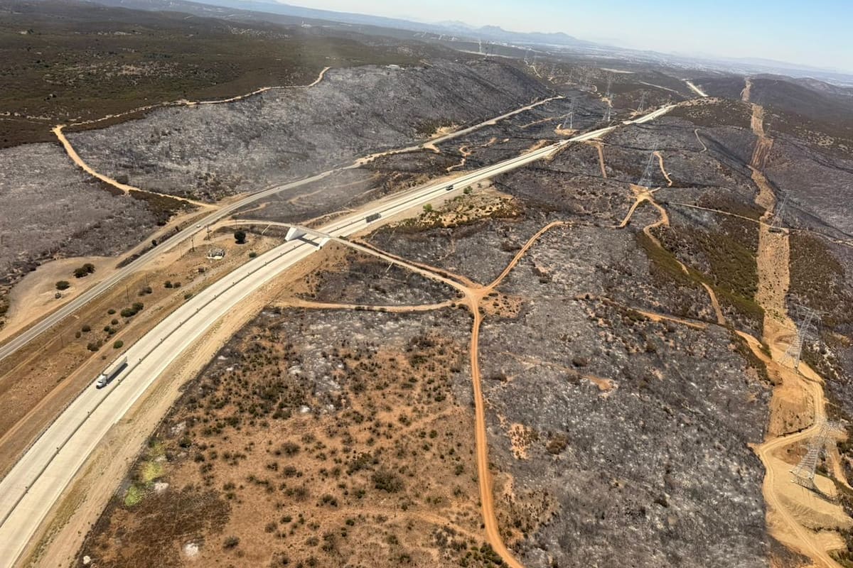Se mantiene bajo control incendio forestal en carretera libre Tecate-Mexicali