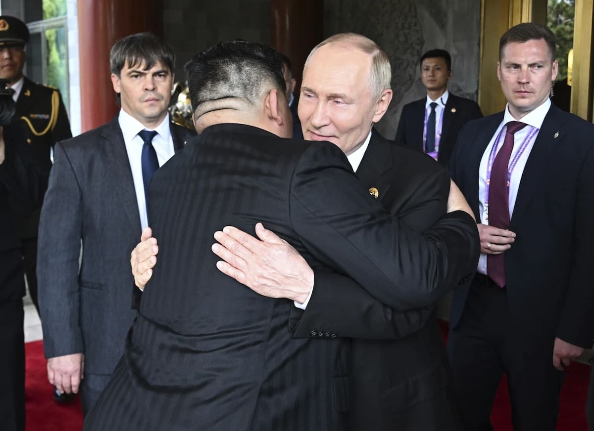 El presidente ruso Vladimir Putin y el líder norcoreano, Kim Jong Un, se abrazan durante reunión en Beijing, China, el miércoles 3 de septiembre del 2025. | Crédito: AP