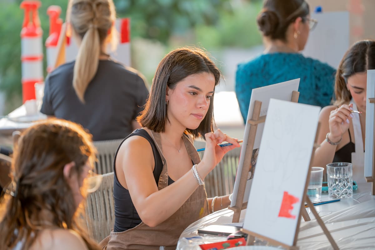 Pintar, degustar y divertirse