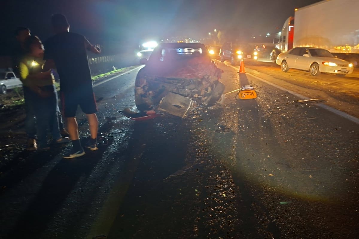 Dos jóvenes lesionados tras aparatoso choque en Camalú