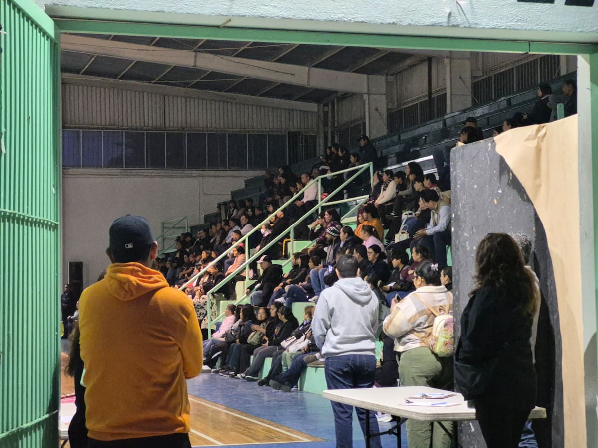 La comunidad escolar abordó la falta de docentes y las medidas de seguridad aplicadas tras el ingreso de un alumno con un arma al plantel. Foto: Michelle Castillo