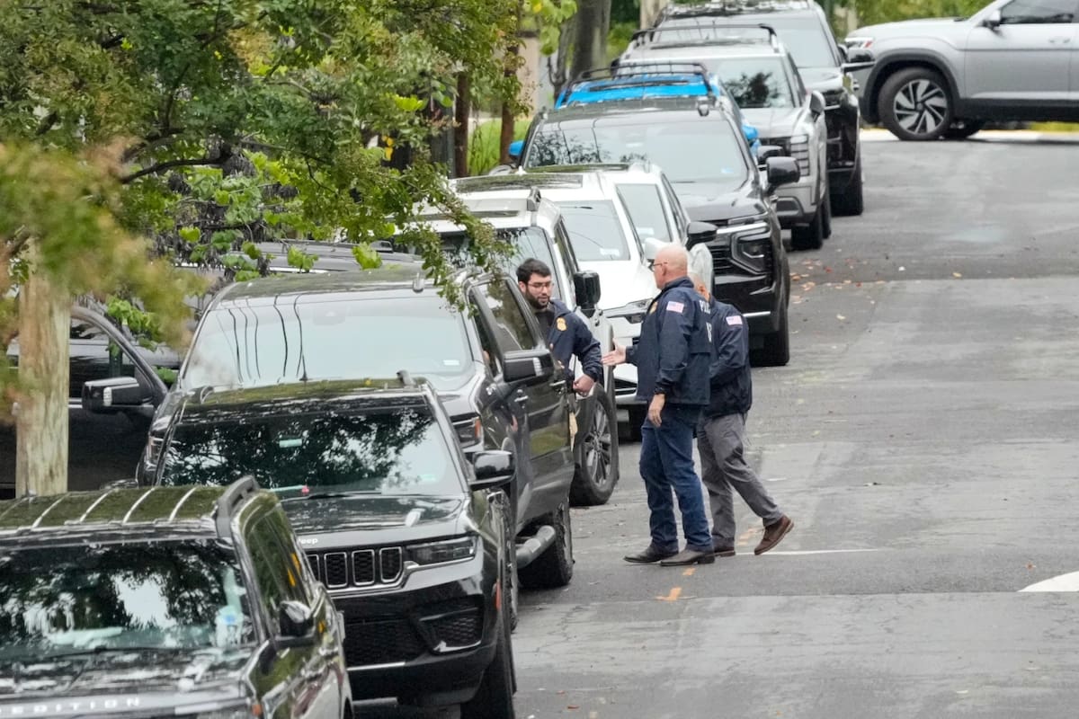 Agentes del Departamento de Seguridad Nacional se encuentran en la calle 26 NE en Washington, la madrugada del lunes 12 de octubre de 2026, durante una investigación en la residencia de la congresista Ilhan Omar, demócrata por Minnesota. (Foto AP/J. Scott Applewhite)