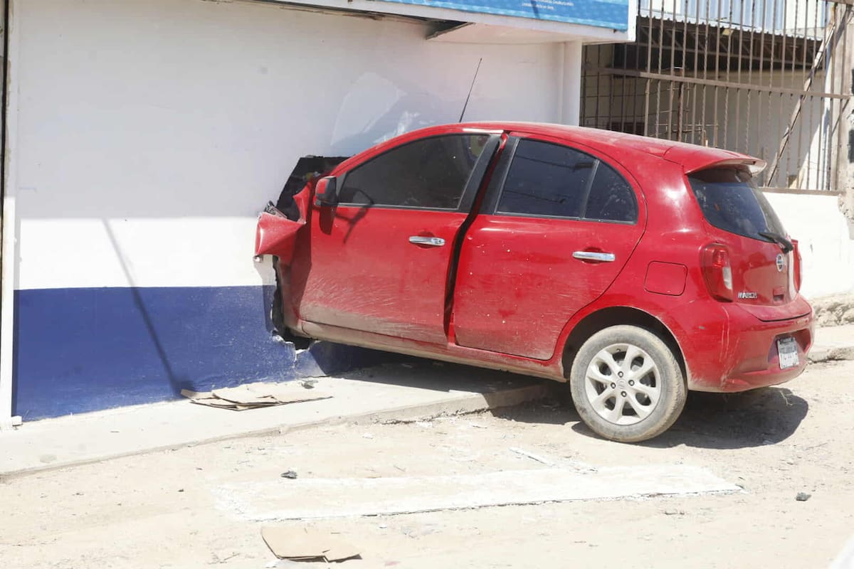 Automovilista choca contra farmacia en Rancho Grande; una persona lesionada