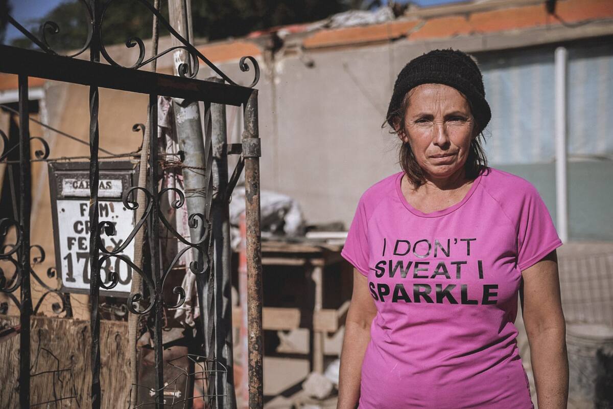 Maribel vive en una casa expuesta a la intemperie y cuida de su esposo enfermo
