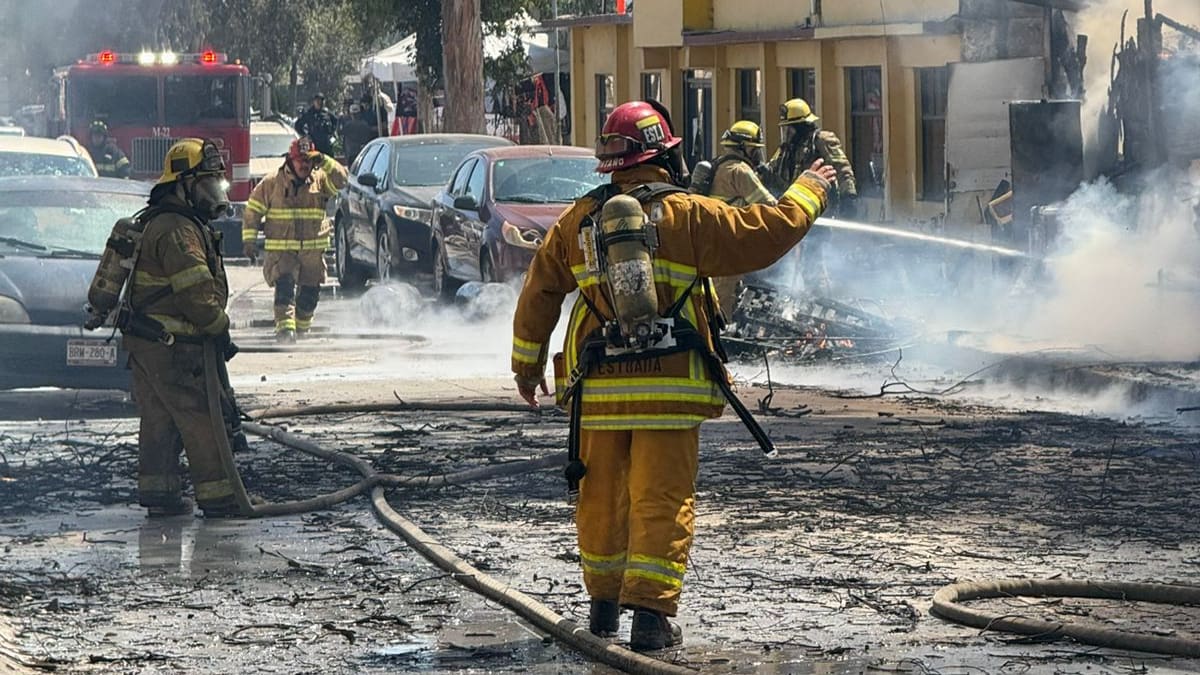 Incendio en vivienda de Ensenada deja pérdidas totales y daños a vehículos