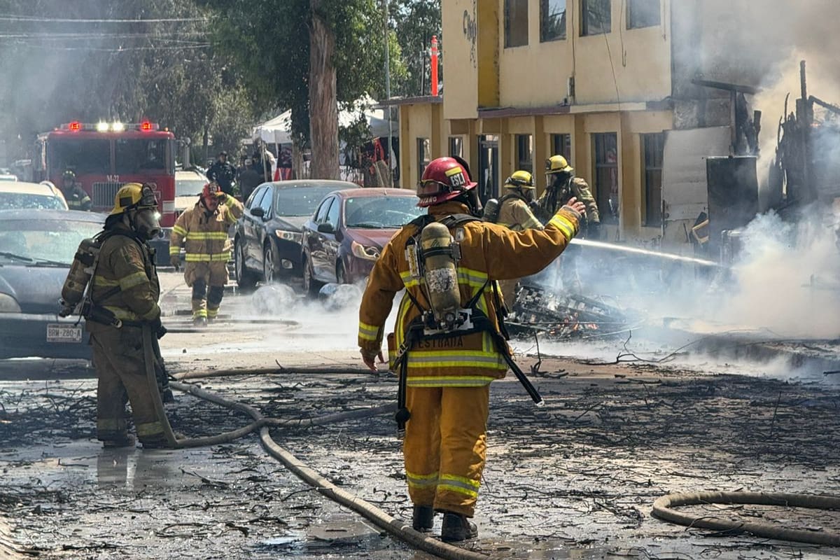 Incendio en vivienda de Ensenada deja pérdidas totales y daños a vehículos