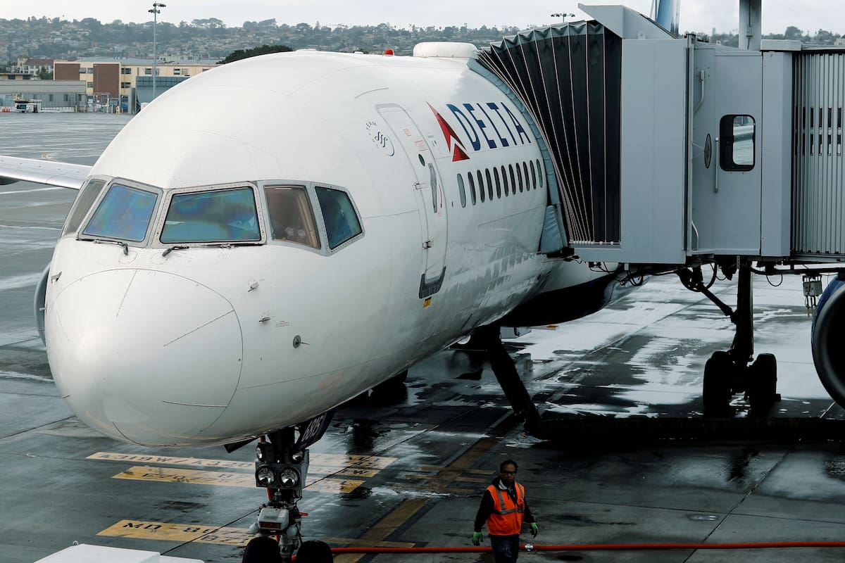 Imagen de archivo de un avión de Delta Air Lines en una puerta de embarque en San Diego, California. 10 de enero de 2018. REUTERS/Mike Blake