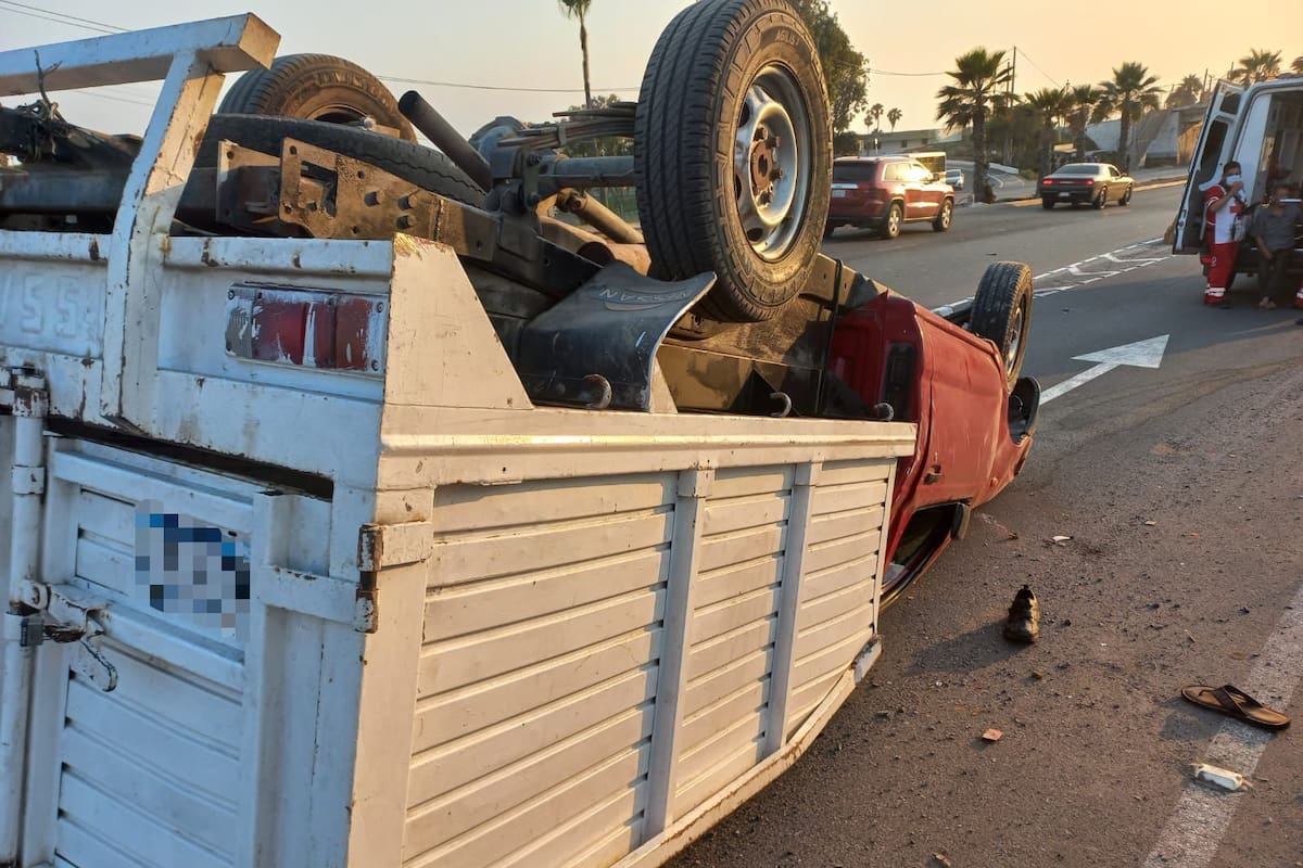 Volcadura de vehículo Nissan en carretera Ensenada-Tijuana deja solo daños materiales