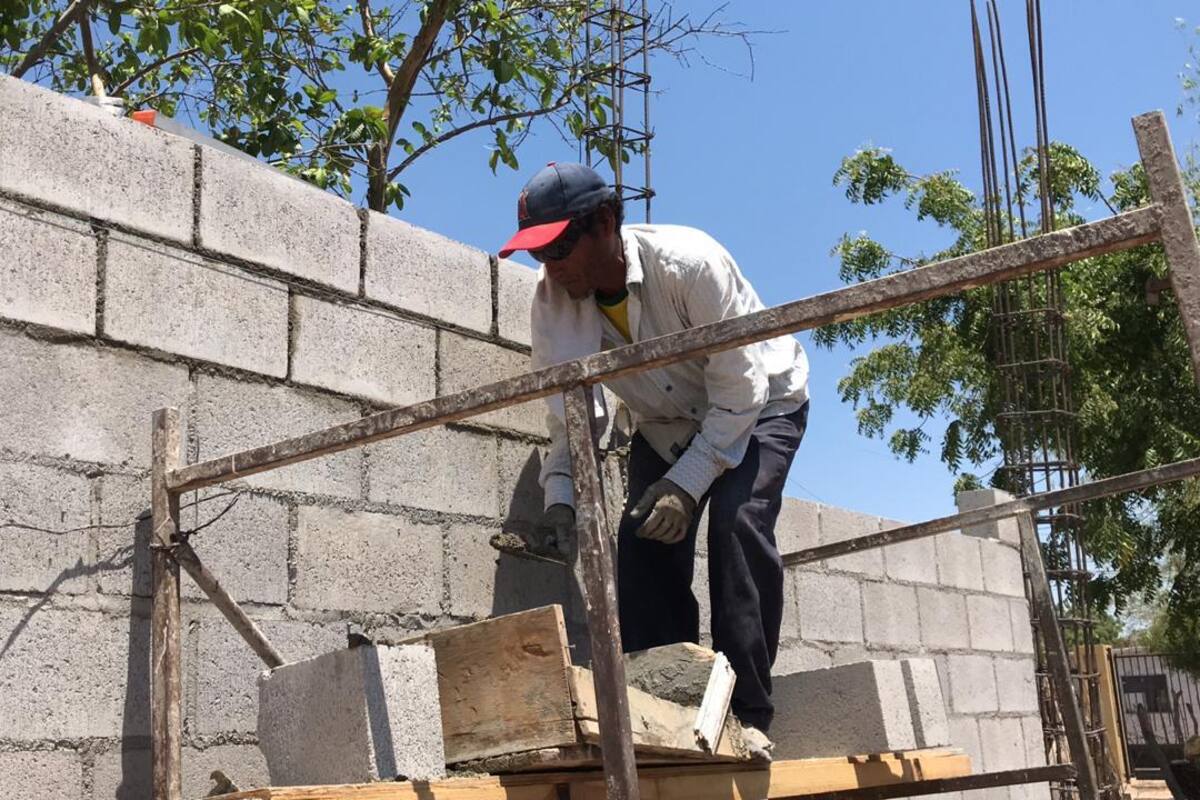 Aguantan el "calorón" mientras hacen su trabajo
