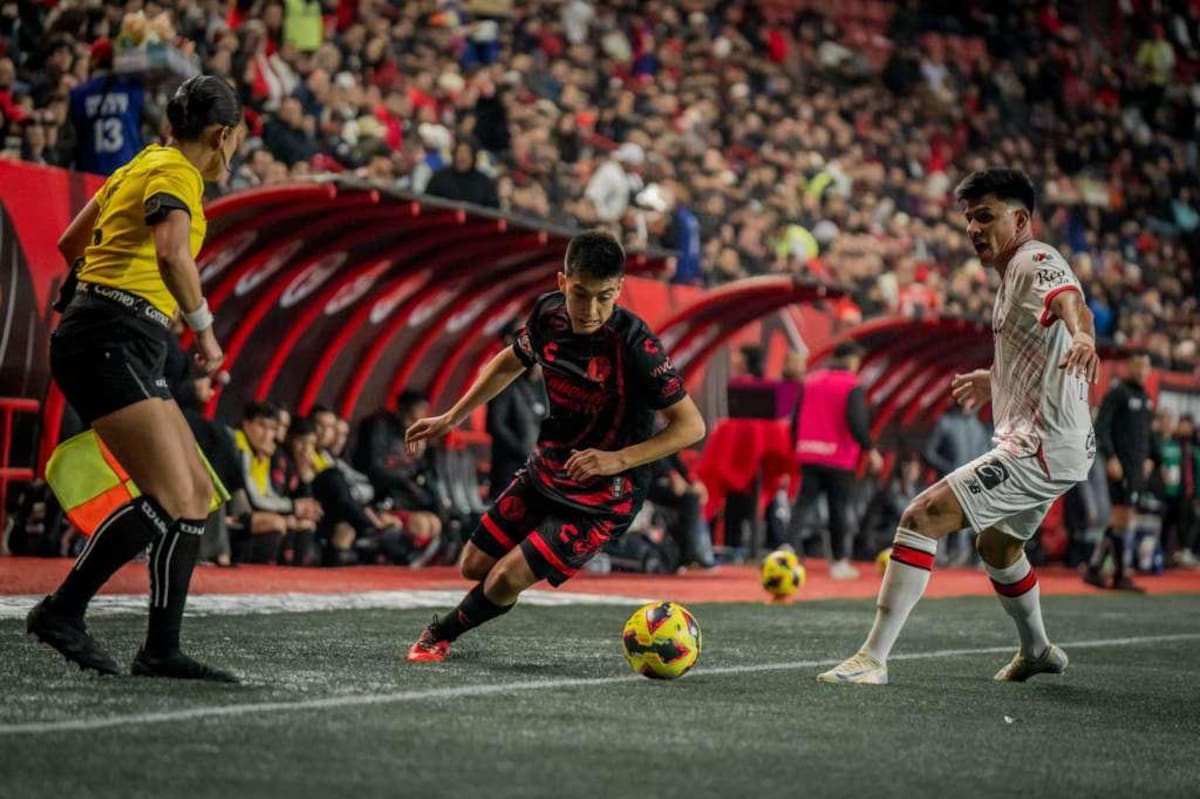 El juvenil Gilberto Mora seguirá con Xolos de Tijuana durante la próxima temporada y, al cumplir la mayoría de edad, podría concretar un traspaso al futbol europeo.
Fotos: Border Zoom.