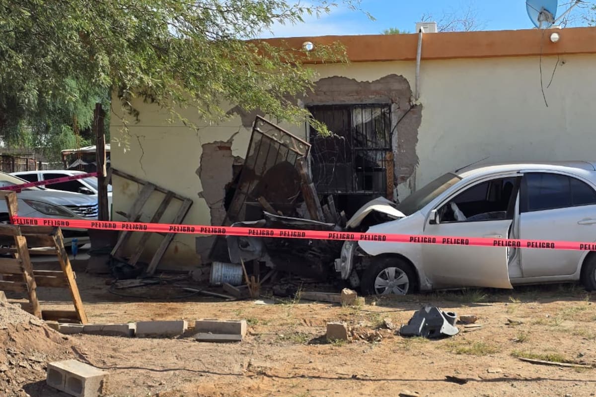 Conductora choca contra una casa en la colonia Miguel Valencia de Hermosillo y termina en el hospital; el impacto deja dos lesionadas, entre ellas una adulta mayor que estaba dentro