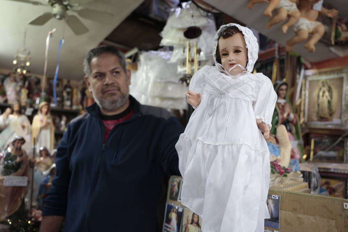 Ya están listos con ropones para vestir al Niño Dios en el Centro de Hermosillo