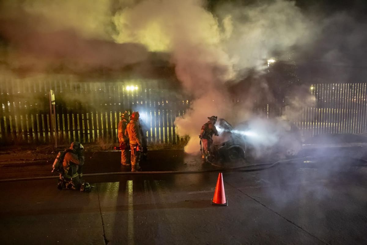 Auto se incendia en la avenida Internacional