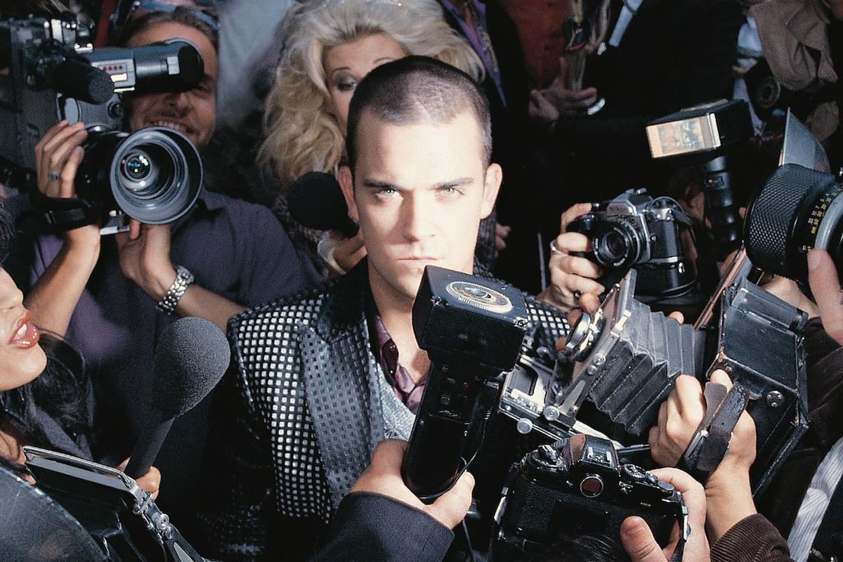 Robbie Williams anuncia lanzamiento de edición deluxe de 'Life Thru A Lens'