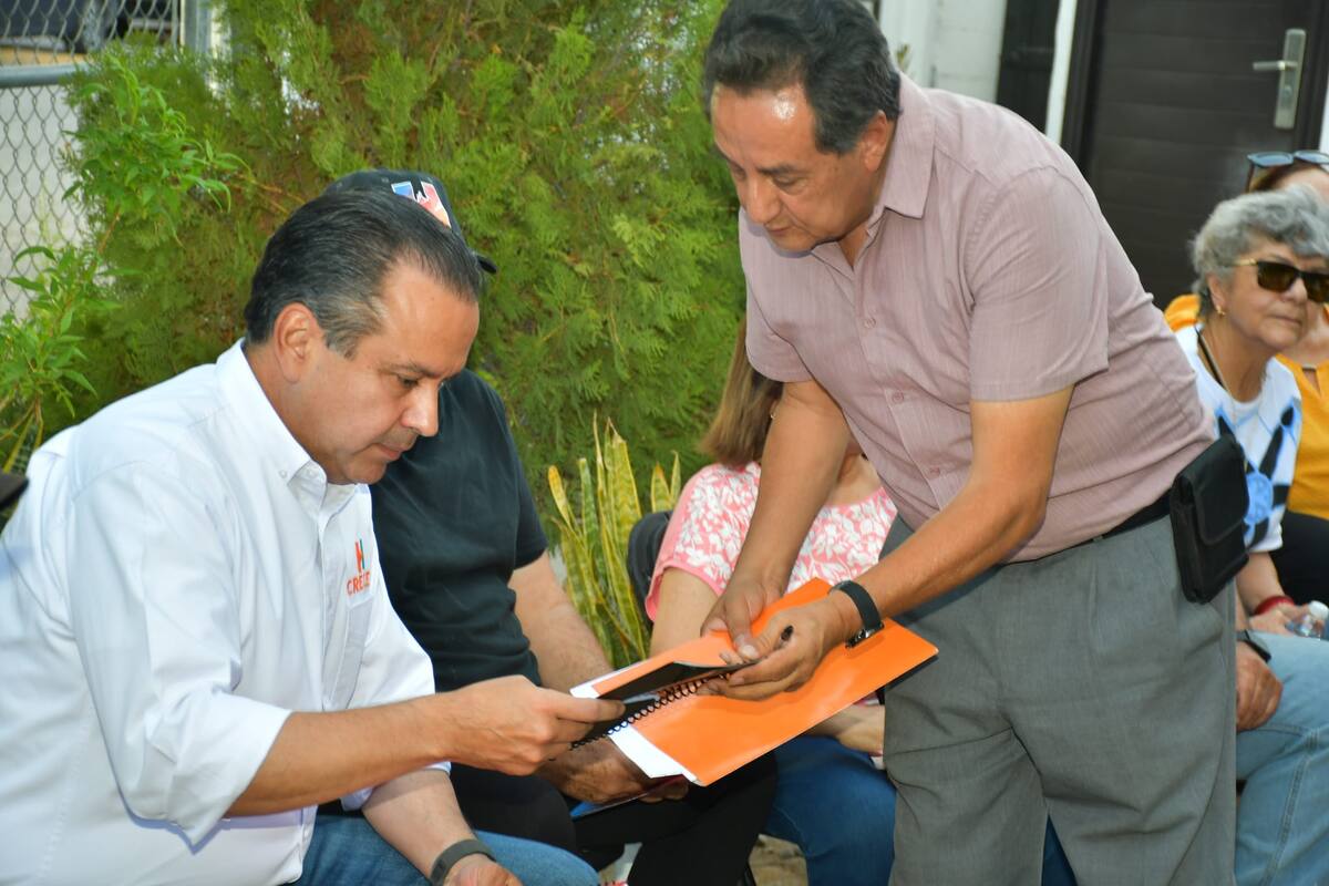 Antonio Astiazarán dialoga con vecinos de la colonia Fovissste