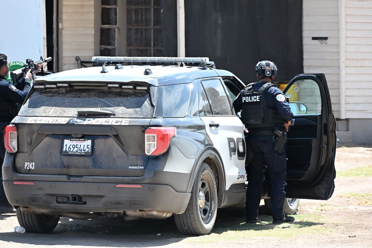 Persecución por auto robado termina con operativo SWAT y captura de sospechoso en El Centro