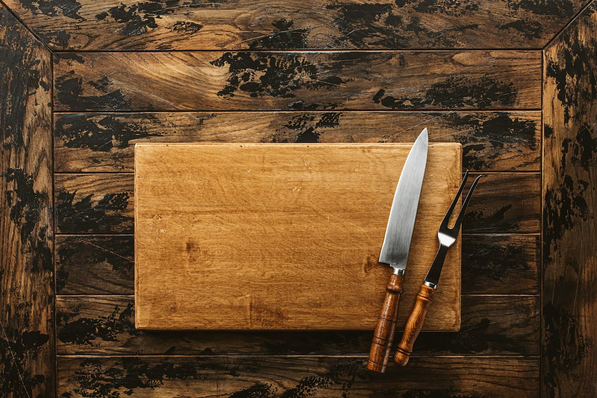 El truco de la papa para desinfectar y desmanchar tablas de madera en la cocina