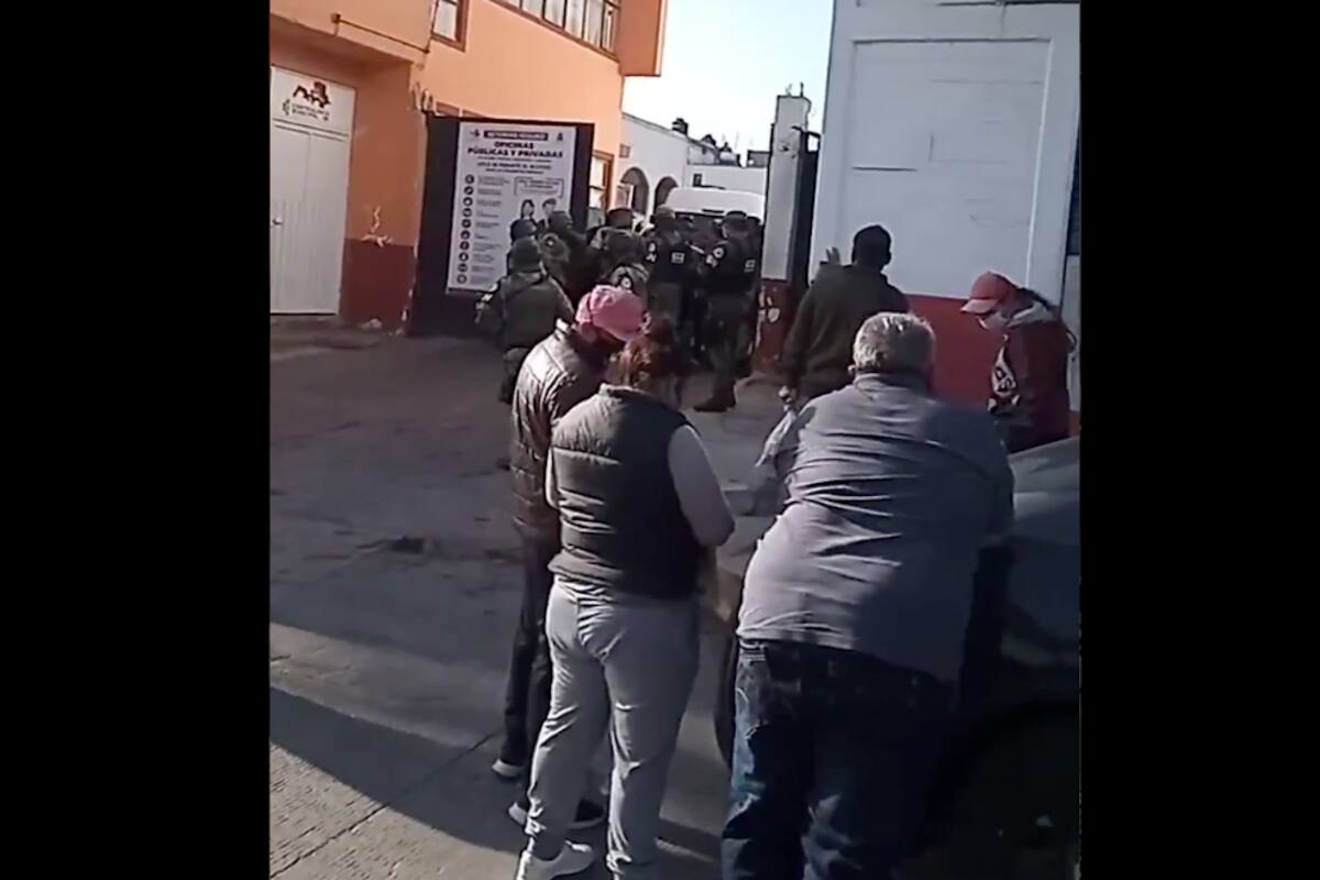Policías se atrincheran en Palacio Municipal para impedir detención de agentes investigados por secuestro