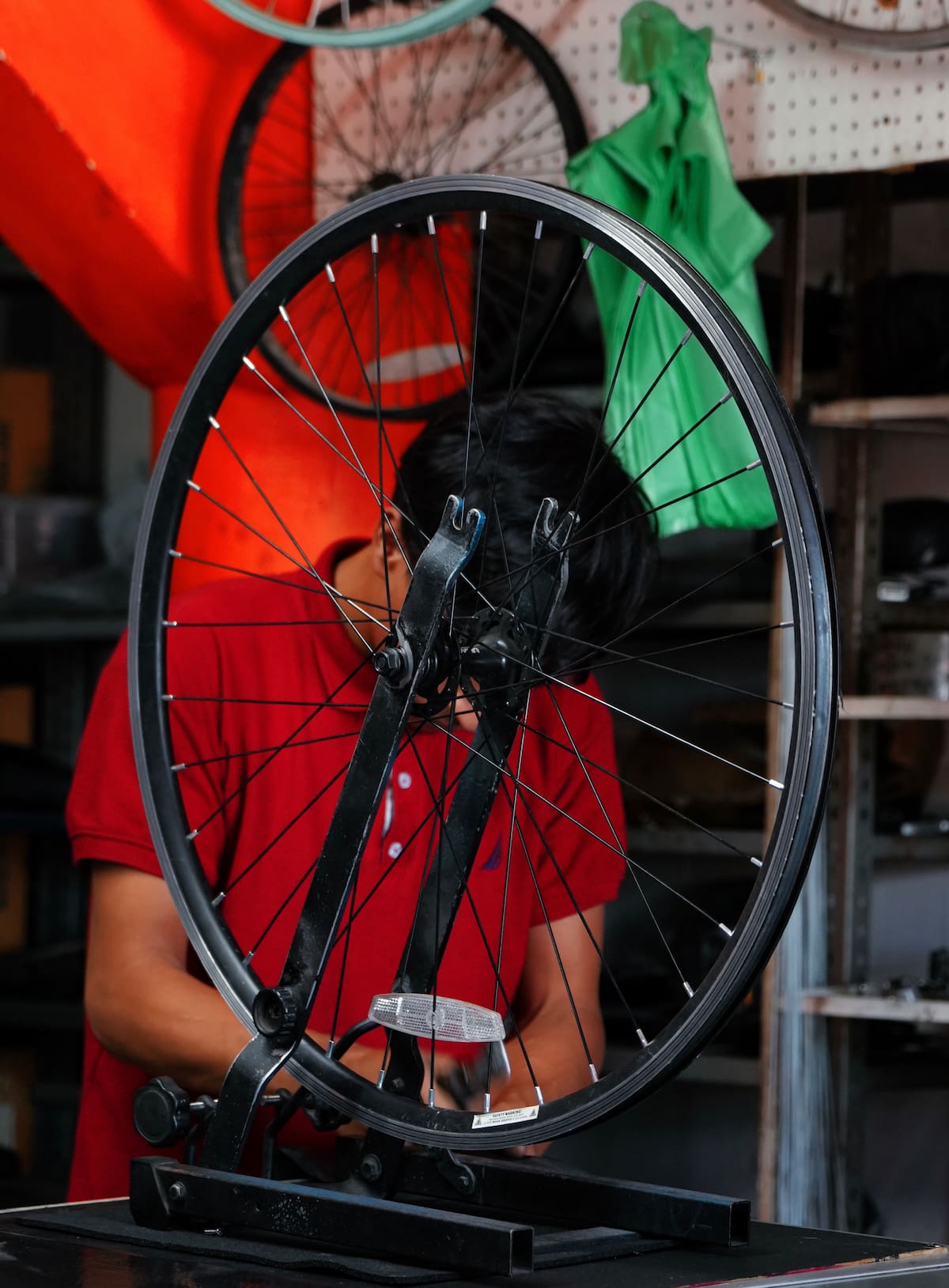 Bryan realiza labores de mecánica en un taller de bicicletas en Mexicali. La ciudad conmemoró durante la semana el Día Mundial de la Bicicleta, una fecha que promueve el uso de este medio de transporte y recreación. (FOTO: VALERIA ALVARADO)