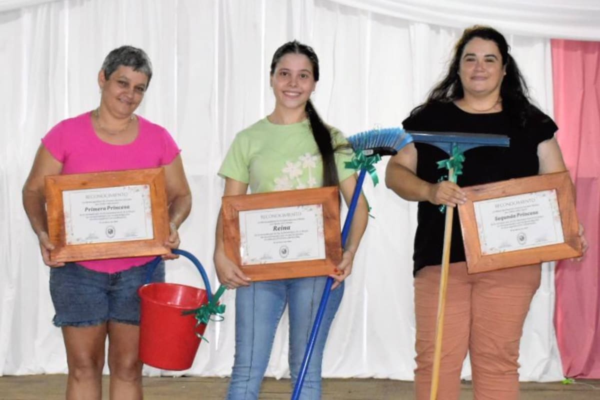 Gobierno municipal en Argentina regaló escobas y baldes por el Día Internacional de la Mujer y causó debate en las redes sociales